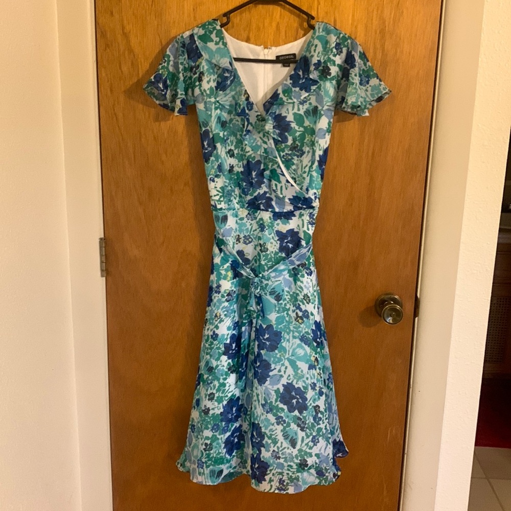 Beautiful George dress. Lightweight and very flowy. Ruffles in the front.